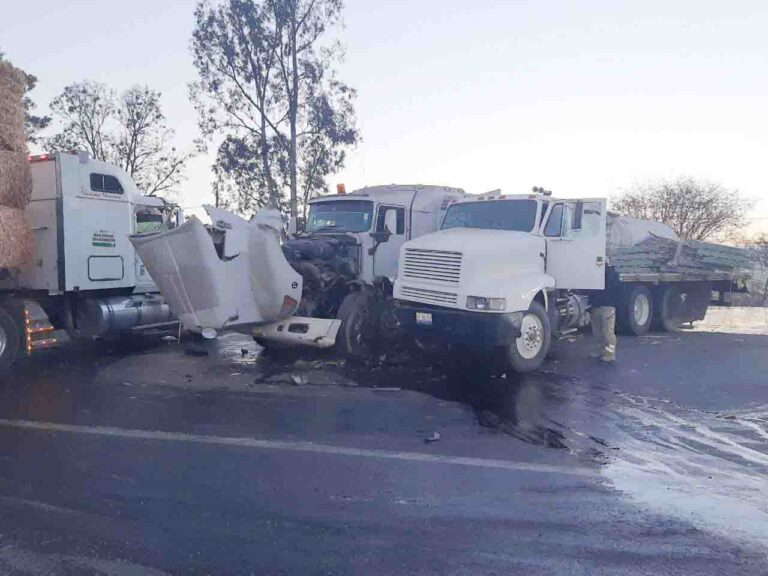 Muere mujer en accidente de 2 tractocamiones en carretera a Ezequiel Montes