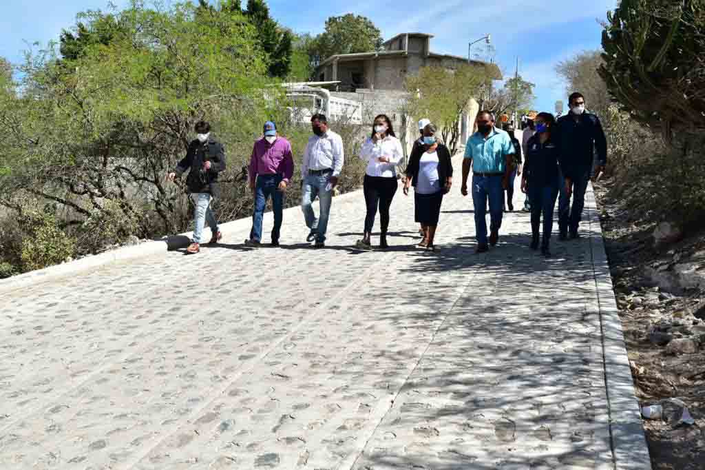 Entrega el alcalde de Cadereyta múltiples obras en distintas comunidades