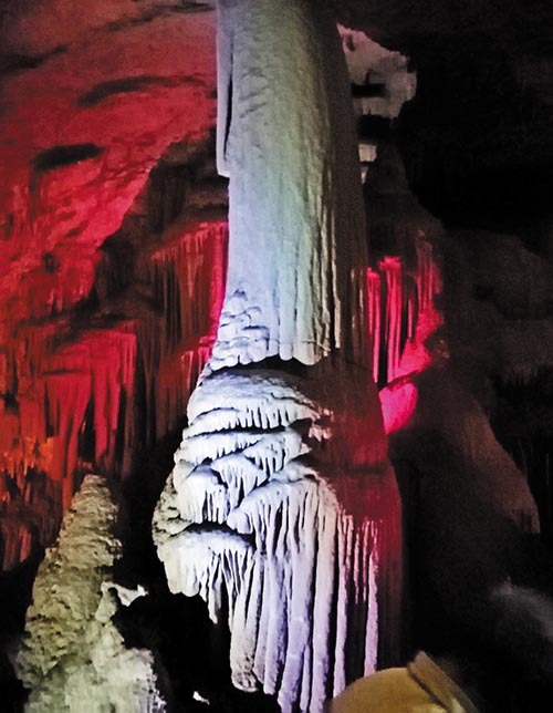 Interior de las grutas del Falo en La Esperanza Cadereyta