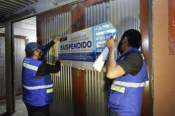 Suspenden negocios en Querétaro 2