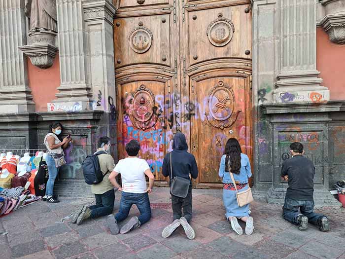 En destrozos termina manifestación de mujeres en Querétaro
