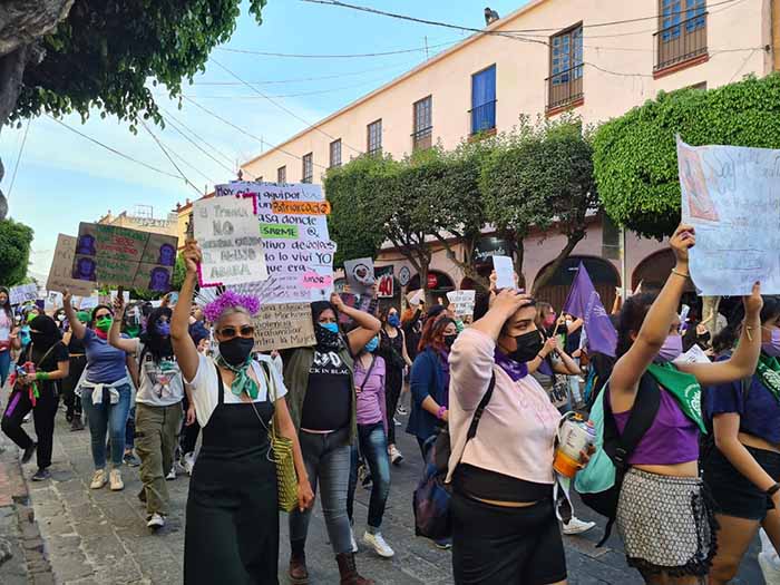 En destrozos termina manifestación de mujeres en Querétaro