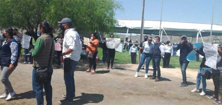 Reciben con manifestación al Gobernador en Peñamiller