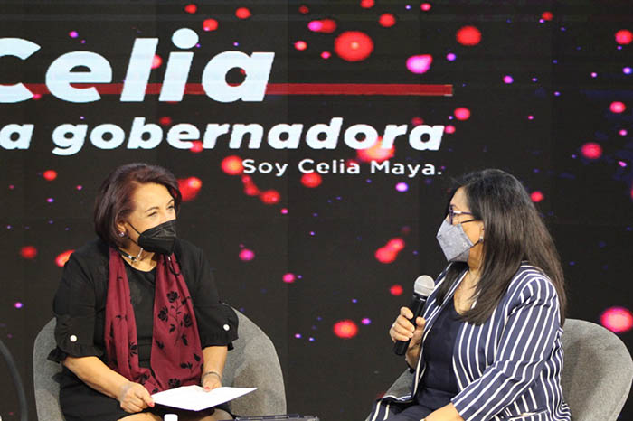 Celia Maya entrevista con su equipo de campaña