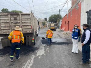 Lupita Pérez da arranque a la rehabilitación de bacheo del camino Bernal-Tunas Blancas.