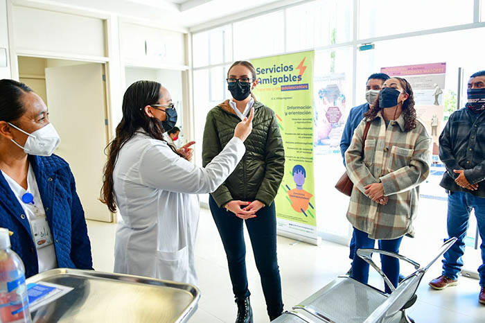Lupita Pérez visita el centro de salud de la delegación Villa Progreso.