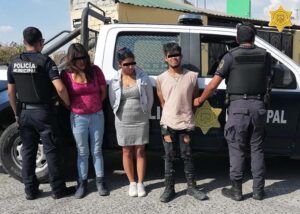 En La Loma IX, policías de la #SSPMQ recuperan vehículo robado momentos antes en Los Sauces; hay 3 personas detenidas