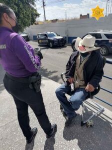 Policías de la SSPMQ ayudan a adulto mayor a reencontrarse con su familia originaria de Edomex