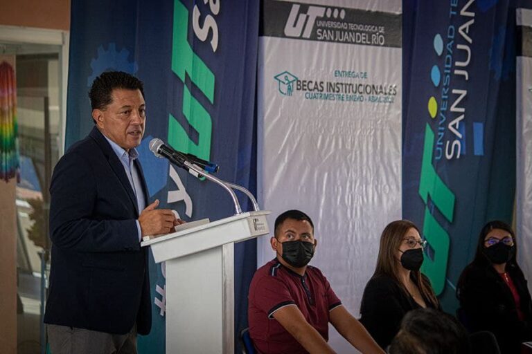 Entrega UTSJR becas a estudiantes