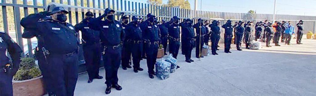 Entrega de uniformes y equipamiento policial a personal de Seguridad Pública Municipal