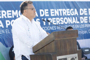 Encabeza el presidente municipal Juan Guzmán Cabrera, la entrega de reconocimientos y apoyos a Policías y elementos de Protección Civil de Huimilpan.  
