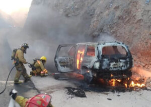 Arde vehículo en la carretera a Bernal