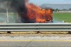Arde camioneta en Carretera #México-#Querétaro