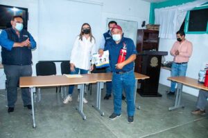 Alcaldesa de Ezequiel Montes entrega botiquines y extintores para unidades escolares