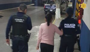 Policías municipales auxilian a persona adulta mayor extraviada y la reúnen con su familia en la colonia Los Sabinos