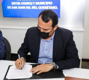 Firma Roberto Cabrera convenio con USEBEQ para mejorar escuelas en San Juan del Río.
