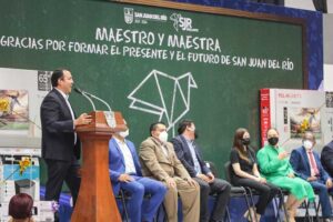 Roberto Cabrera reconoce a docentes de San Juan en el Cecuco