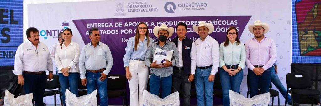 Lupita Pérez, Alcaldesa de Ezequiel Montes acude a la entrega de apoyos del programa estatal de seguros agropecuarios catastróficos.