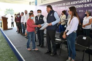 Entrega Gobernador escrituras a habitantes de Querétaro y Ezequiel Montes