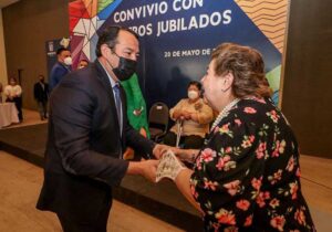 Celebra Roberto Cabrera a maestras y maestros jubilados de San Juan del Río