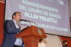 Roberto Cabrera encabeza abanderamiento del grupo de danza Ollin Yoliztli