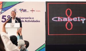 Roberto Cabrera destaca trabajo de Fundación Chabely; acude a su 5º Informe