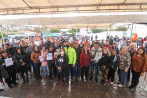 Roberto Cabrera entrega 112 licencias a comerciantes del tianguis de Santa Cruz Nieto