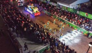 En equipo, Mauricio Kuri y Roberto Cabrera llevan Mega Desfile Navideño a 22 mil sanjuanenses