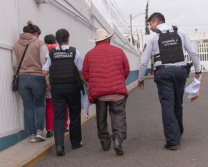 Policías de Atención a Víctimas de la SSPMQ reintegran con su familia a adulto mayor proveniente de Guanajuato