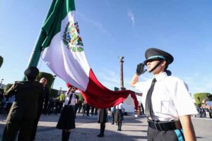 Autoridades encabezan ceremonia del Día de la Bandera en San Juan del Río; reconocen a escoltas