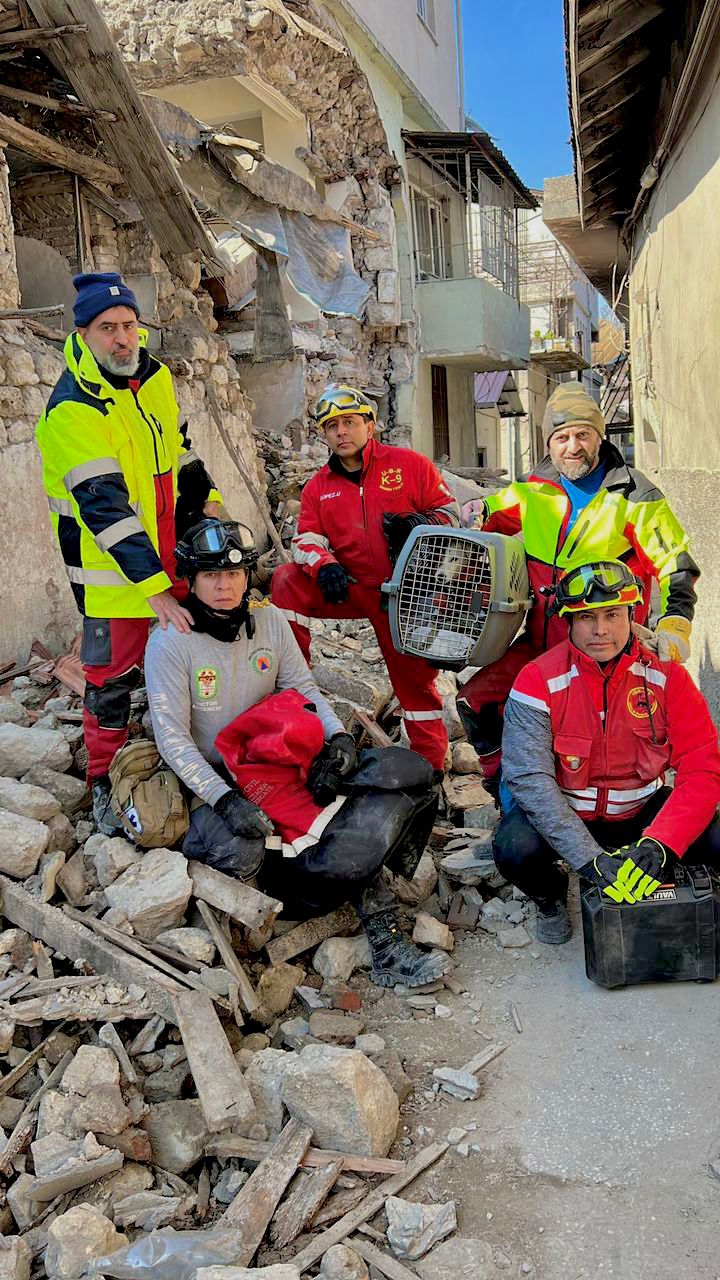 Participa arquitecto queretano en labores de rescate en Turquía