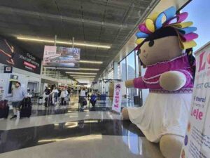 Sorprende Lelé a viajeros en el Aeropuerto de Chicago