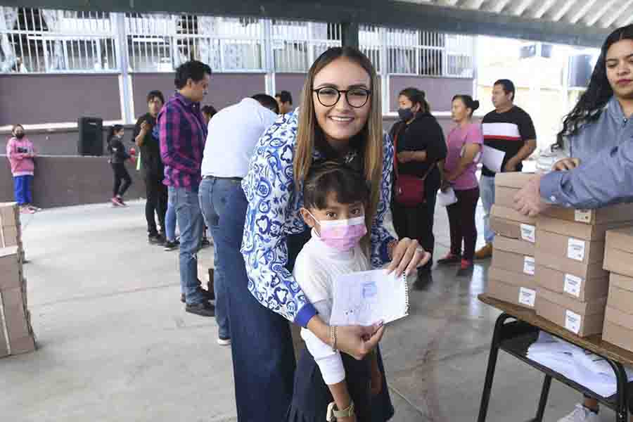 La Alcaldesa ezequielmontense Lupita Pérez Montes continua con la entrega de tenis escolares en su municipio.