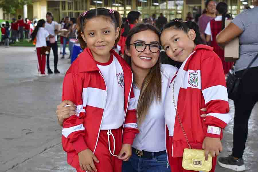 La Alcaldesa ezequielmontense Lupita Pérez Montes continua con la entrega de tenis escolares en su municipio.