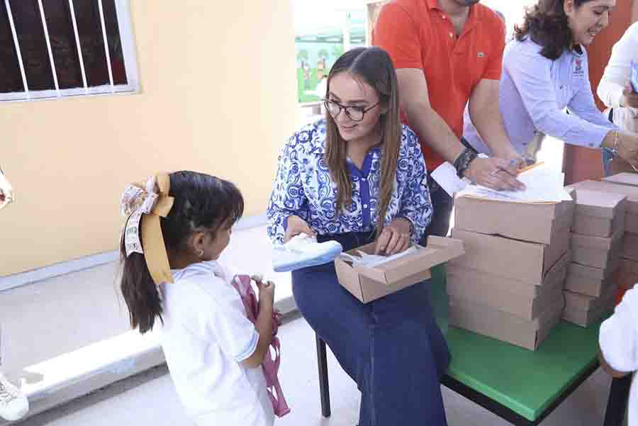 La Alcaldesa ezequielmontense Lupita Pérez Montes continua con la entrega de tenis escolares en su municipio.