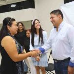 Entrega Miguel Martínez constancias a especialistas en plomería y bisutería