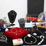 Entrega Miguel Martínez constancias a especialistas en plomería y bisutería