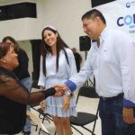 Entrega Miguel Martínez constancias a especialistas en plomería y bisutería