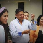 Entrega Miguel Martínez constancias a especialistas en plomería y bisutería