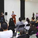 Entrega Miguel Martínez constancias a especialistas en plomería y bisutería