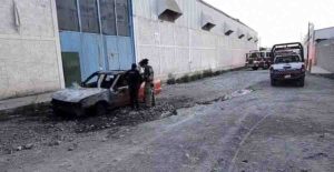 Automóvil Tsuru se incendia en zona industrial de San Juan del Río