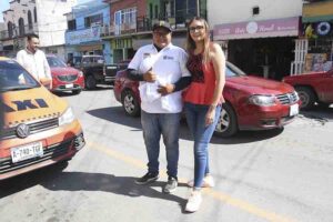 La Alcaldesa municipal, Lupita Pérez Montes, realizó la entrega de playeras y guarda sombras a integrantes del gremio de “Taxistas” de Ezequiel Montes.