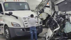 Accidente en la México-Querétaro deja el tránsito completamente parado: múltiples vehículos involucrados y una persona herida atrapada