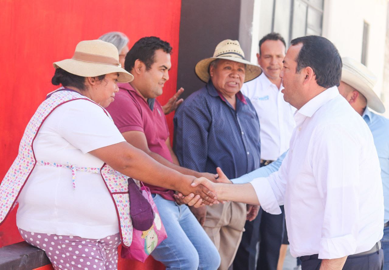 Roberto Cabrera encabeza entrega y arranque de obras en calles del Barrio de La Cruz