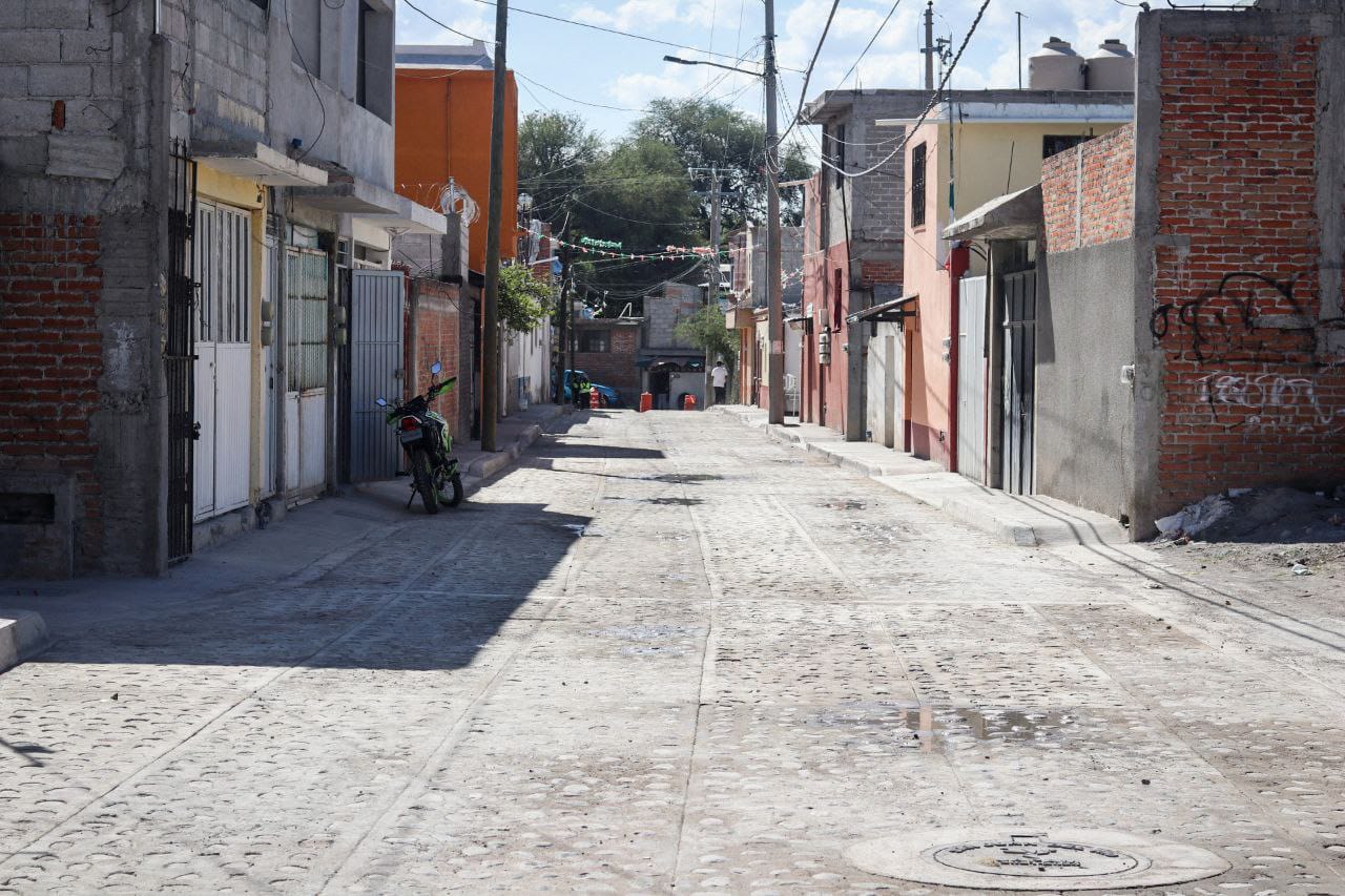 Roberto Cabrera encabeza entrega y arranque de obras en calles del Barrio de La Cruz