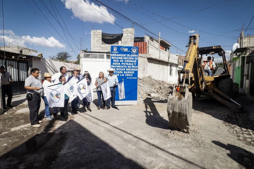 Roberto Cabrera encabeza entrega y arranque de obras en calles del Barrio de La Cruz