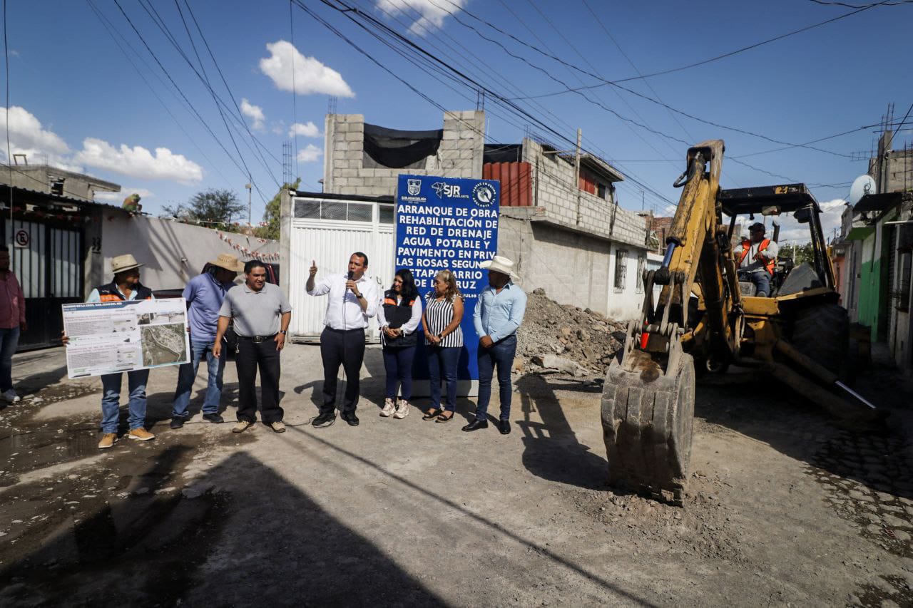 Roberto Cabrera encabeza entrega y arranque de obras en calles del Barrio de La Cruz
