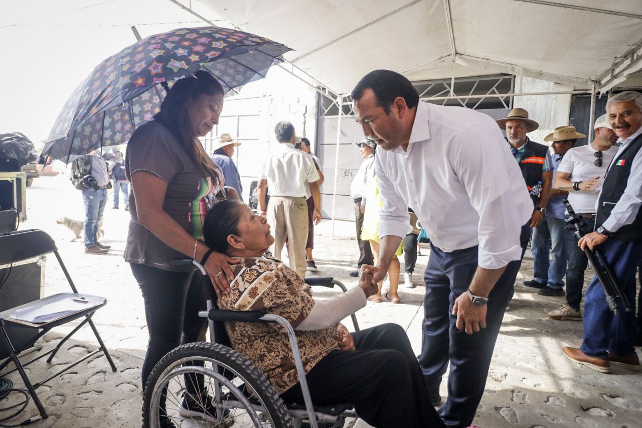 Roberto Cabrera encabeza entrega y arranque de obras en calles del Barrio de La Cruz