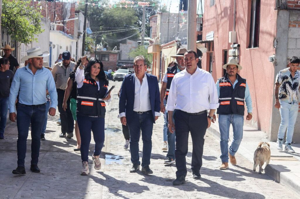 Roberto Cabrera encabeza entrega y arranque de obras en calles del Barrio de La Cruz