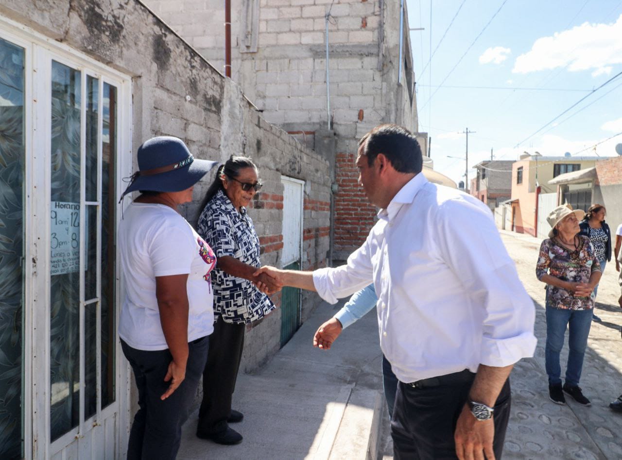 Roberto Cabrera encabeza entrega y arranque de obras en calles del Barrio de La Cruz